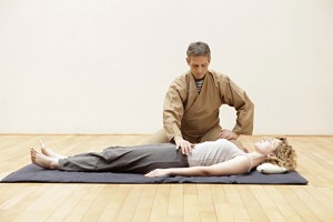 Satori Shiatsu Paris : Étude énergétique du hara (ventre) en superficie